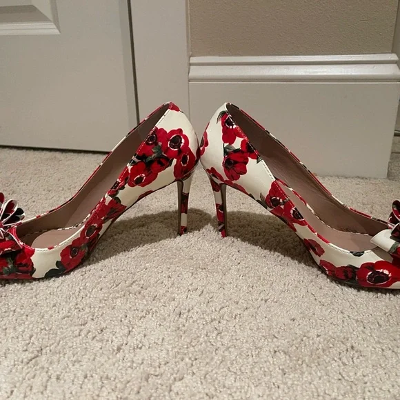 Betsey Johnson Heels Women 9.5 Shoes Red White Floral Print Prince Pumps Bow - Picture 4 of 8
